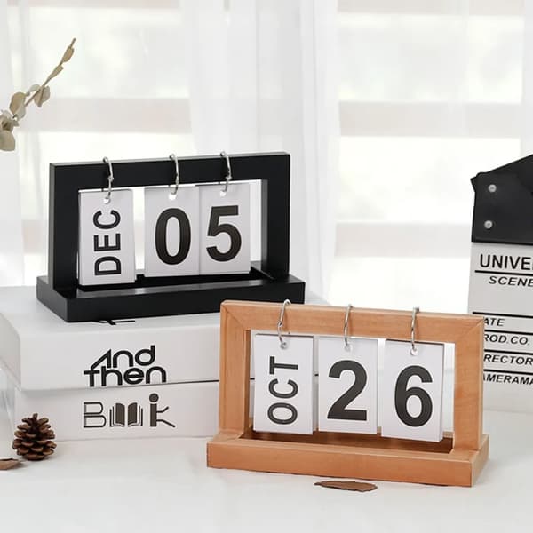 Evighetskalender med vendbare blader i tre, skrivebordskalender, sidevendende evighetskalender i trefarge