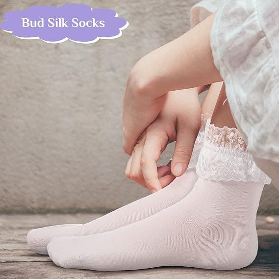 3 par sukkia röyhelöllä ja pitsillä
