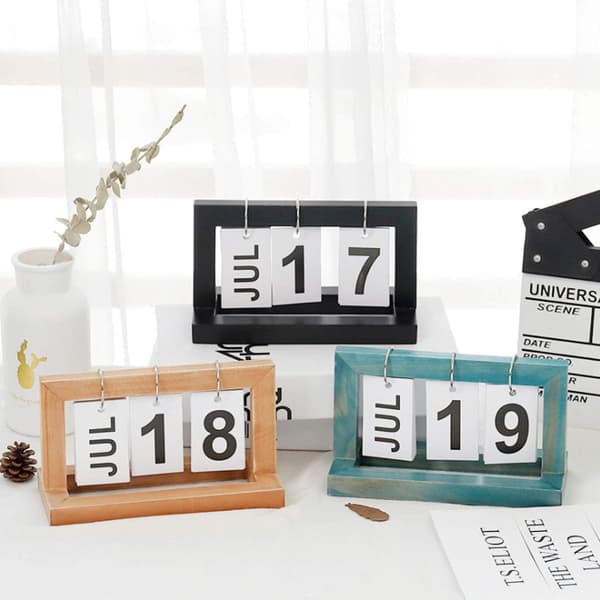 Compact Desk Calendar with Wooden Single Leaf Green Presentation