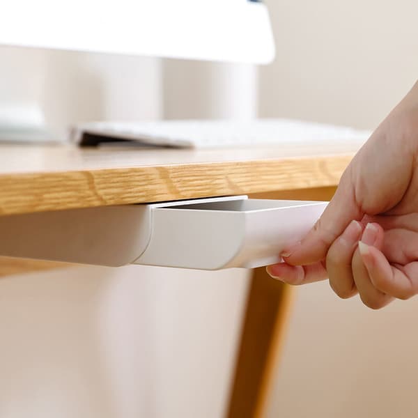 Dold hylle for oppbevaring under bordplate