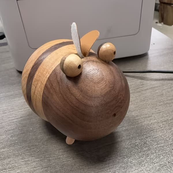Bee-shaped Wooden Toothpick Holder, Decorative Log Material Dispenser for Home Table, Cute Design