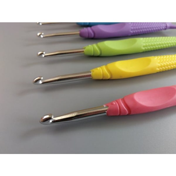 N132 - Set med 8 st. ergonomiska virknålar multifärg one size