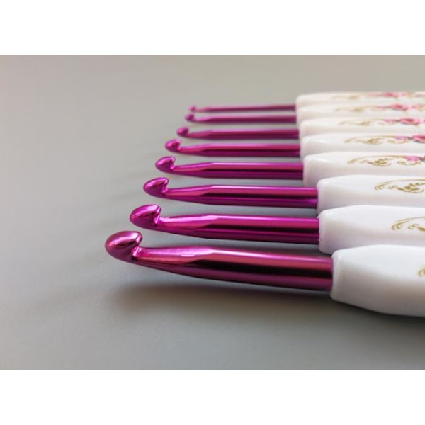 N035 - Set med 16 st. ergonomiska virknålar med snyggt fodral multifärg one size