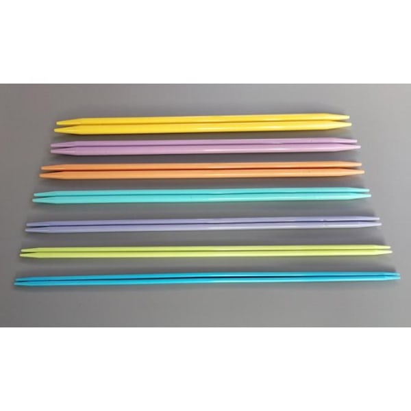 N018 - Set med 7 st. storlekar Strumpstickor i plast