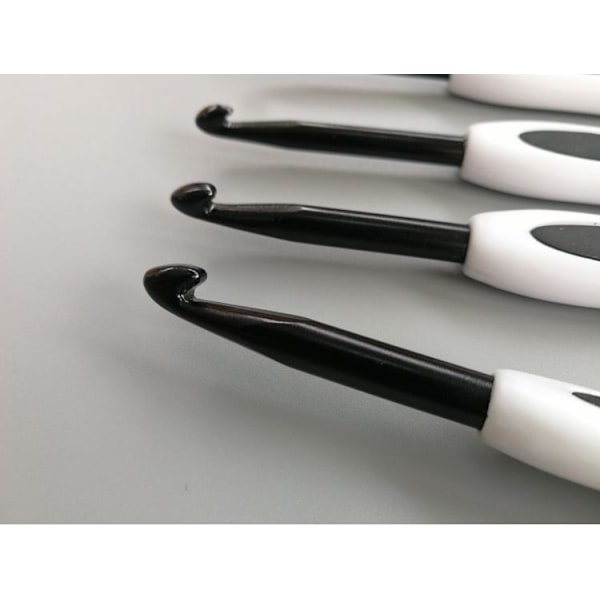 N140 - Set med 8 st. snygga ergonomiska virknålar Svart / Vit Svart one size
