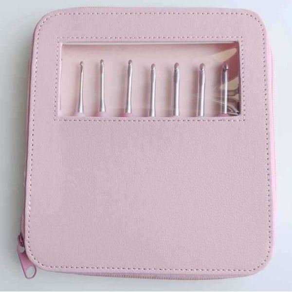 N030 - Set med 8 st. ergonomiska virknålar i snyggt rosa fodral multifärg one size