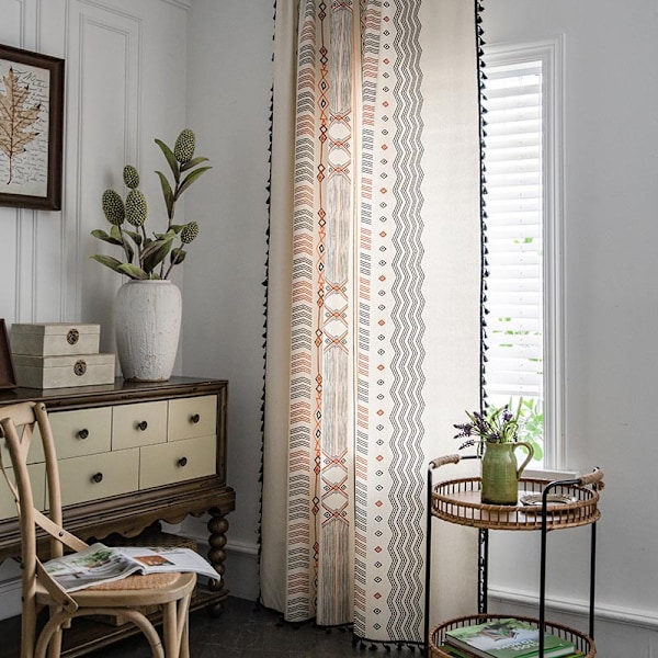 Svarta och vita gardiner i bohemisk lantlig stil för vardagsrum