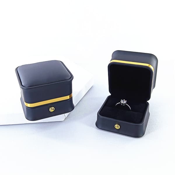 PU Læder Ringæske til Frieri - Premium Diamant Ring Opbevaring Tom Æske - Sort Black