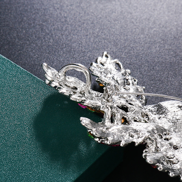 Elegant blomsterbrosch med färgglada kristaller och strass för kvinnor
