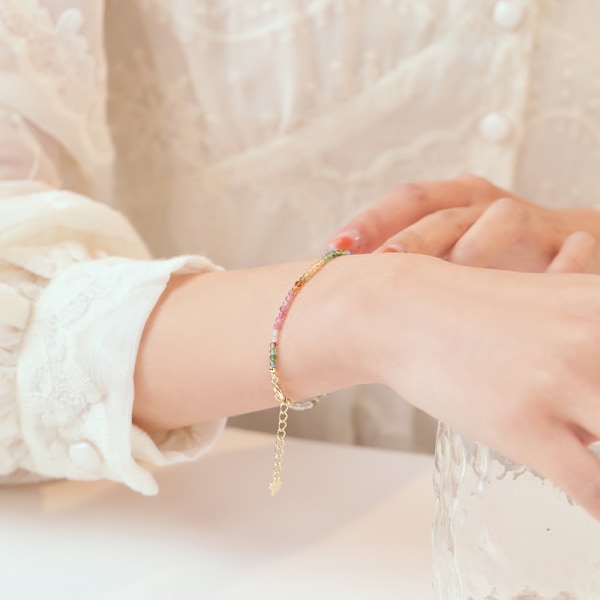 Mycket fint 2mm regnbågsfärgat litet turmalinarmband för kvinnor Wangfu Sto