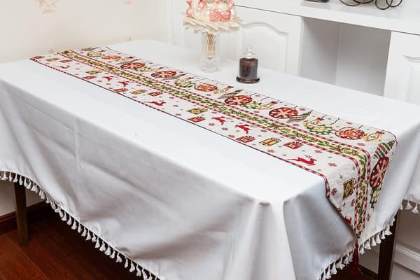 Broderad julbordslöpare, julbordsdekoration älg