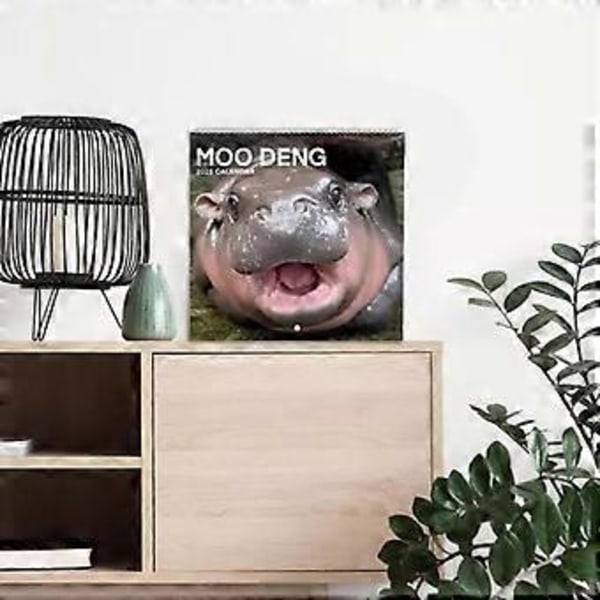Moo Deng-Hippo 2025 Kalender Tjockt Papper 12 Månader Väggkalender Liten Anteckningsbok Kalender Present för Hemmet (B)