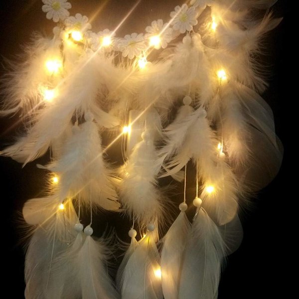 Håndlaget drømmefanger i boho-stil med LED-lys