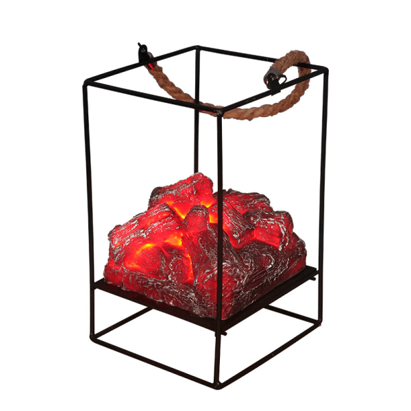Liten mysig traditionell eldstadslykta, gjord av träkolstil LED-bordslampa med realistiskt trä