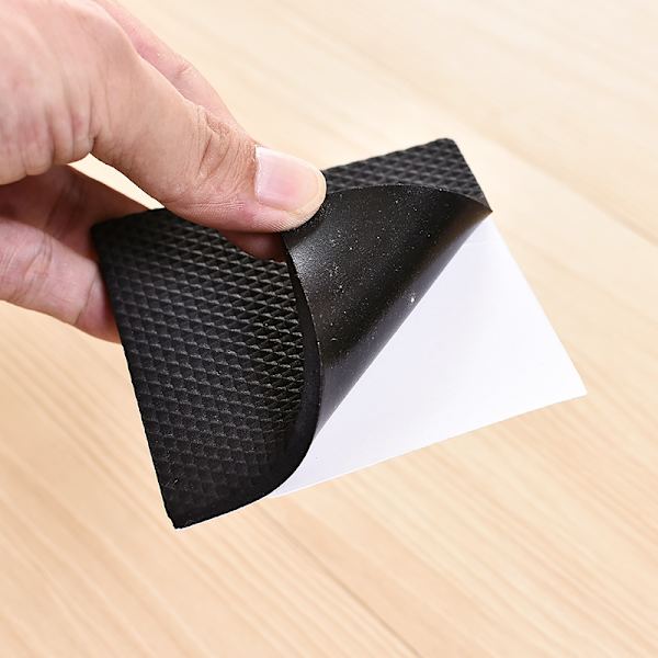 12 stk. firkantede (2,5 * 2,5 cm) med en tykkelse på 4 mm, 5 skridsikre