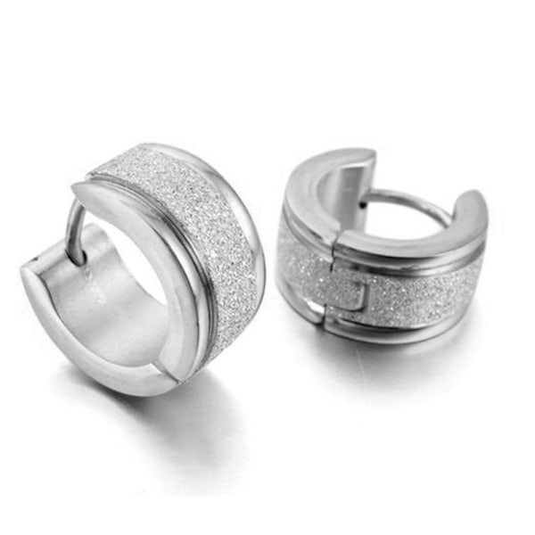Par unisex hengslede hoopsmykker med satinfinish