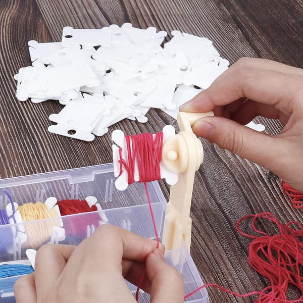 120 stk. hvide spoler i plast til trådplade til broderi med 1 trådvinder til broderi