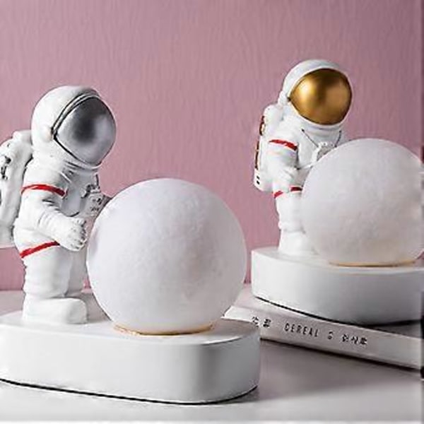 Ny Astronaut Rymdman LED Nattlampa för Pojkrum Sängbord Robust Resin Månlampa (silver)