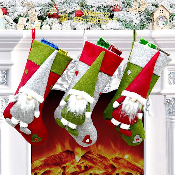 Julstrumpa, 3 st stora julstrumpor hängande tomte C