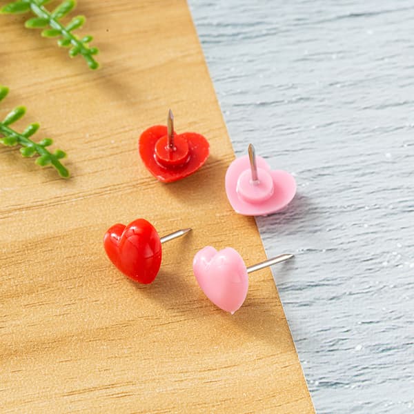Sæt med 100 (pink+rød) dekorative plastik hjerteformede tegnestifter fo