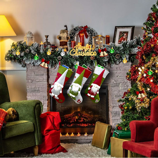 Julstrumpa, 3 st stora julstrumpor hängande tomte C