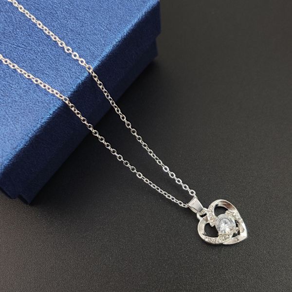Silverhalsband med hjärtformat kristallhänge.