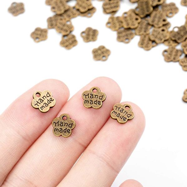 Set med 100 handgjorda antika metallmärken - Handgjorda - Handgjorda D