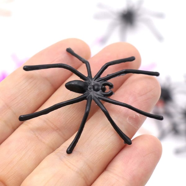 Svarta plastspindlar, 100 stycken Halloween falska spindlar för Haun