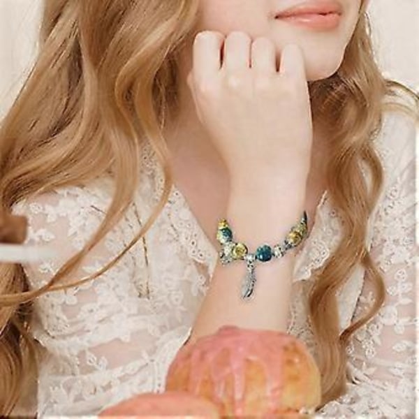 Elegant grönt fjäderarmband tillverkat av robust legering för individualistiska kvinnor som uppskattar unika smycken