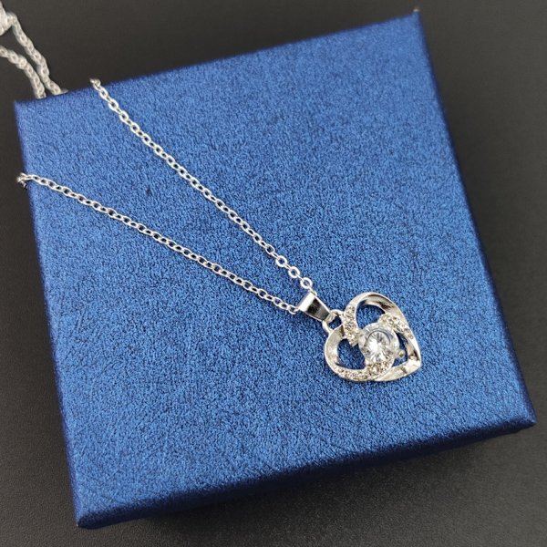 Silverhalsband med hjärtformat kristallhänge.