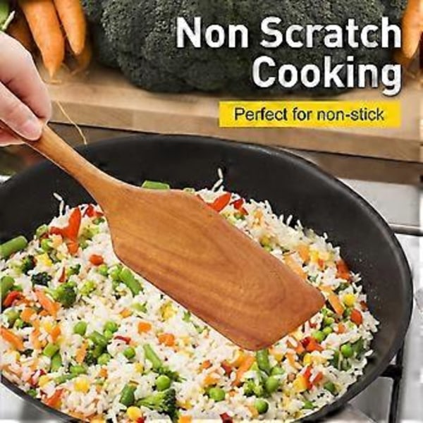 Vinklad stekspade i teakträ för non-stick kokkärl
