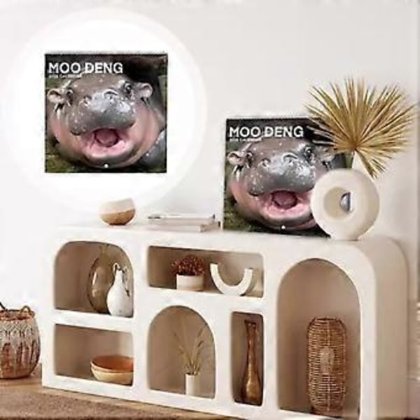 Moo Deng-Hippo 2025 Kalender Tjockt Papper 12 Månader Väggkalender Liten Anteckningsbok Kalender Present för Hemmet (B)