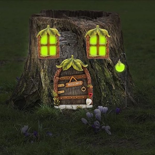 Magiske miniature fe-døre og -vinduer, der lyser i mørket