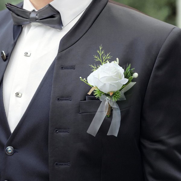 (2 Boutonnieres og 2 Mansjetter, Hvit) Kunstige Hvite Roseblomster for Håndledd og Corsage for Menn, Bryllup