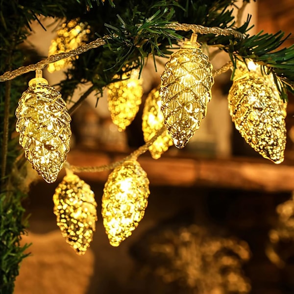 Julgran med LED-ljusslinga i form av tallkottar