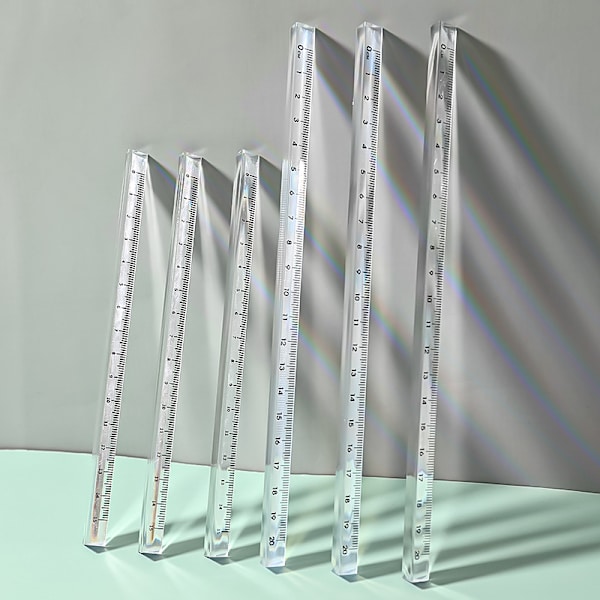 Enkel og transparent trekantet lineal, elevstil tegning en
