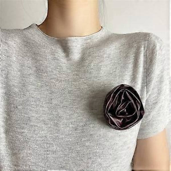 PU Läder Ros Brosch 3D Blomma Nål Mjuk PU Textur Modeaccessoar Läder Ros Nål Lämplig för Stilfulla Kläder Mörkbrun (Mörkbrun)