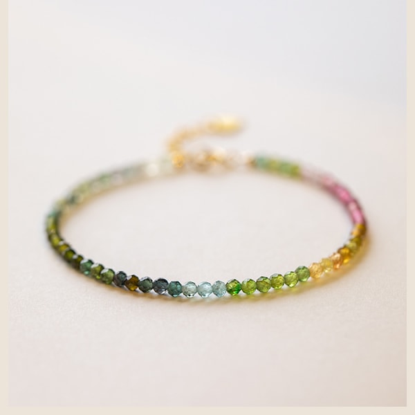 Mycket fint 2mm regnbågsfärgat litet turmalinarmband för kvinnor Wangfu Sto