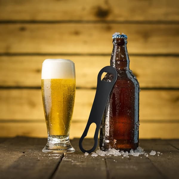 2 kappaletta pullonavaajaa ja kaatonokka, litteä pullonavaaja metallista