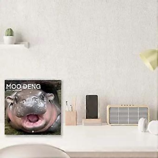 Moo Deng-Hippo 2025 Kalender Tjockt Papper 12 Månader Väggkalender Liten Anteckningsbok Kalender Present för Hemmet (B)