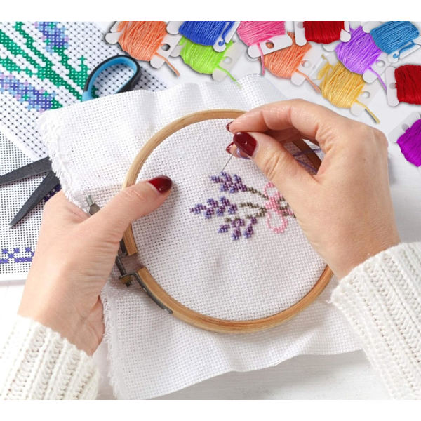120 stycken vita trådrullar i plast med 1 trådrullar för broderi