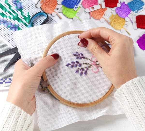 360 stk. Hvide spoler i plast til trådplade til broderi med 1 trådvinder til broderi