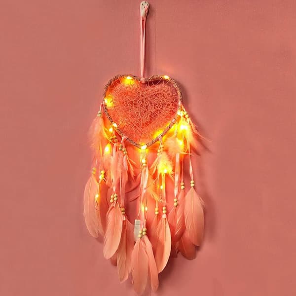 Håndlaget drømmefanger i boho-stil med LED-lys