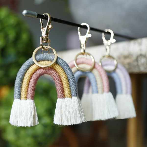 Sæt med 3 boheme regnbue nøgleringe med kvaster og macrame kvaster til kvinder og piger