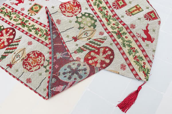 Broderad julbordslöpare, julbordsdekoration älg