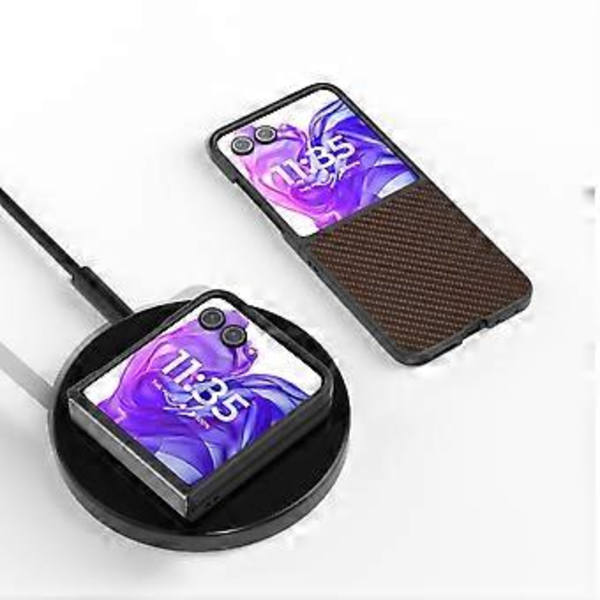 Kolfiber-Texturerat Fodral för Motorola Razr 50 Ultra (Mörkbrun)
