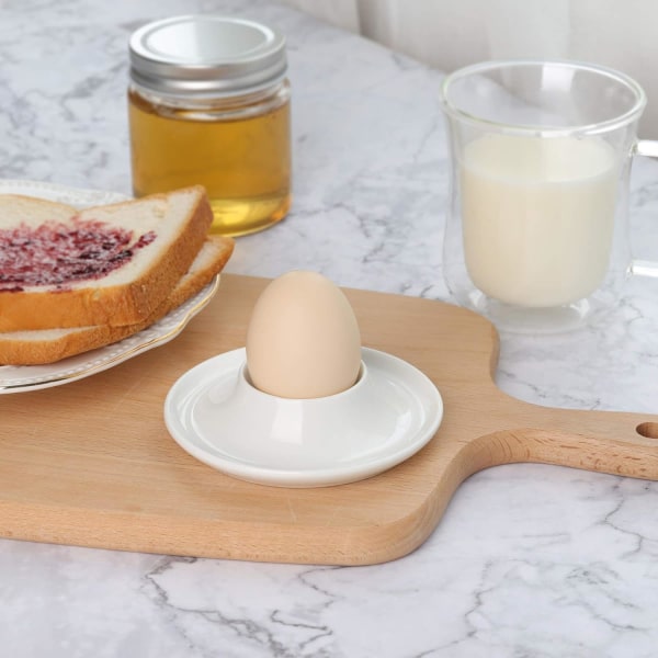 Set med 6 vita äggkoppar i keramik, perfekt för servering vid bordet
