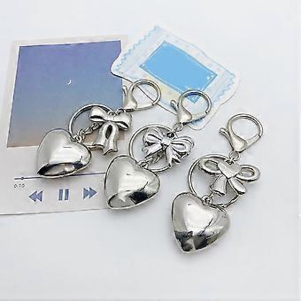 Stilren hjärtformad hängsmyckeaccessoar Elegant hjärtnyckelring Stilren rosett hängsmyckeberlockaccessoar för väska plånbok telefon (C)