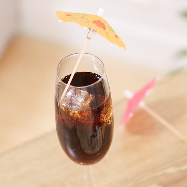Helmiharvinainen vino ainutlaatuinen 50 cocktail-seulan tikkua sateenvarjo kuva