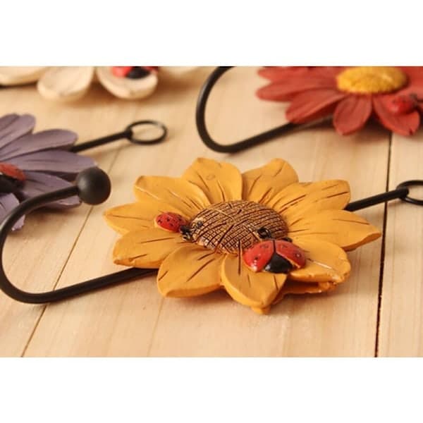 Creative Resin Wall Hooks with Daisies, Hand-Painted Iron Hooks, Home Decor (4-Pack)